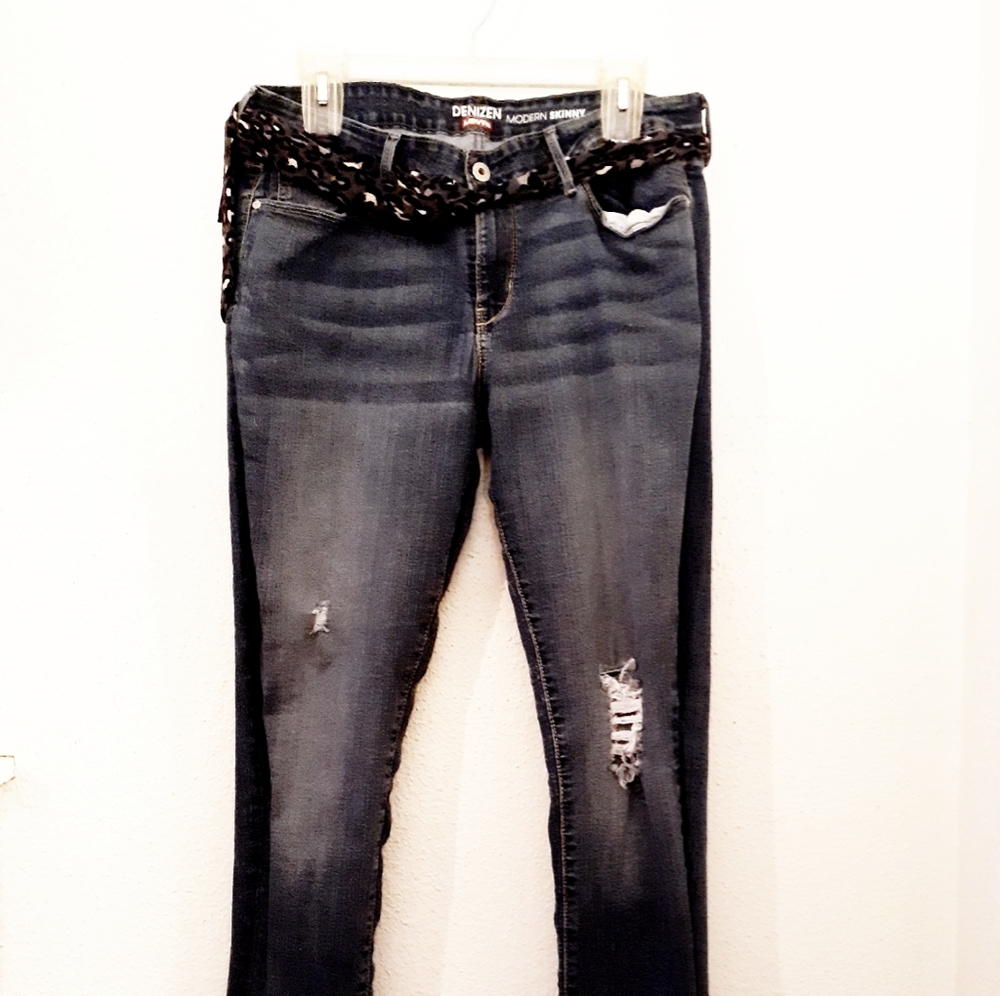 Distressed Levi's - Picture 8 of 10